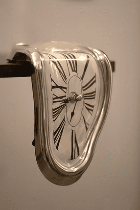 O tempo derrete, mas a arte permanece: um relógio surreal marca a eternidade de uma boa história.